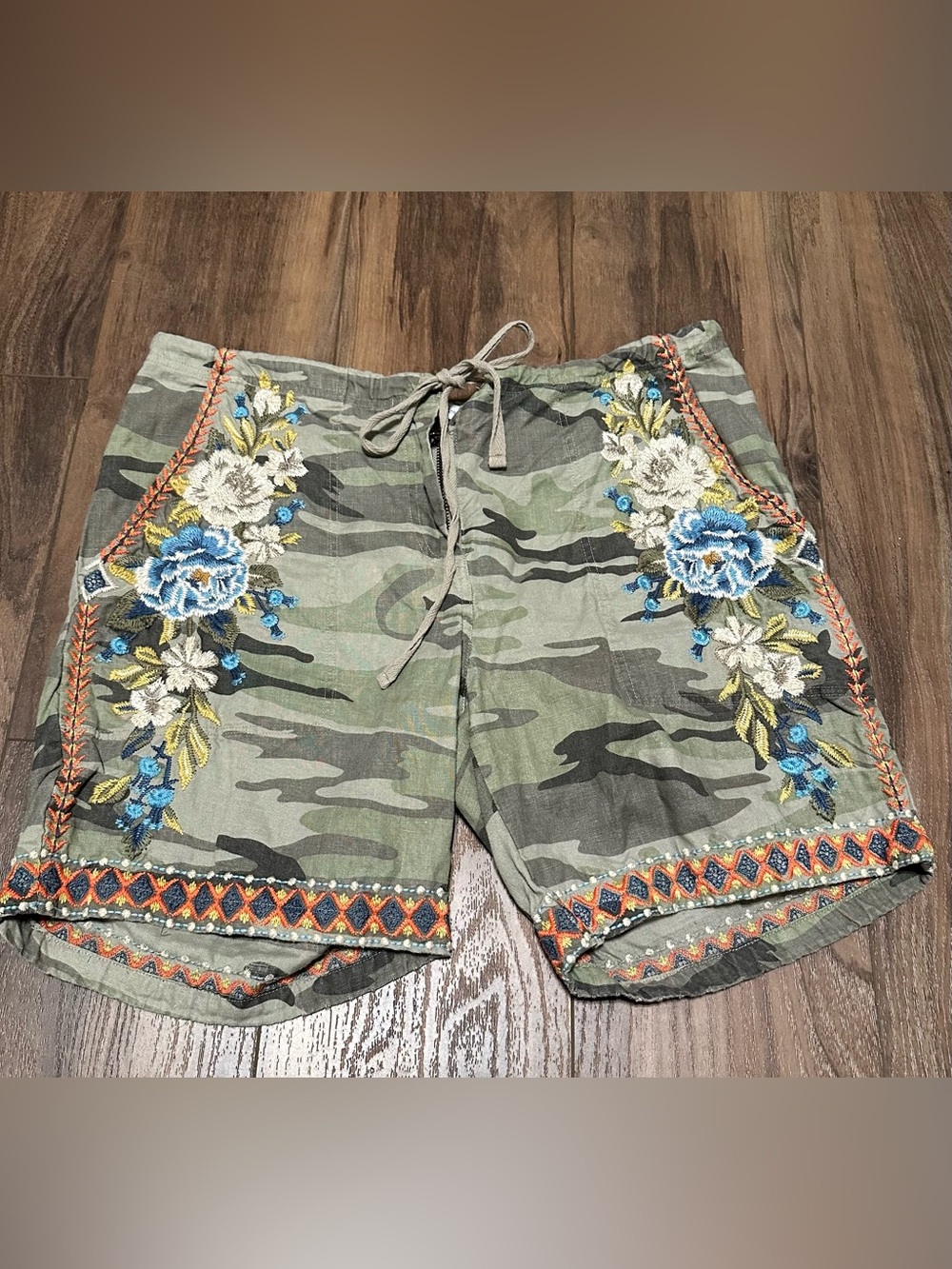 Johnny Was Linen Embroidered Camo Floral Shorts Hira Womens M JW Los Angeles